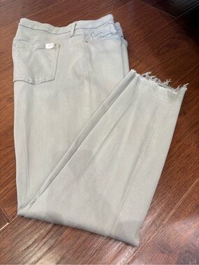 Light Grey Cropped Women's Jeans with Frayed Hem
